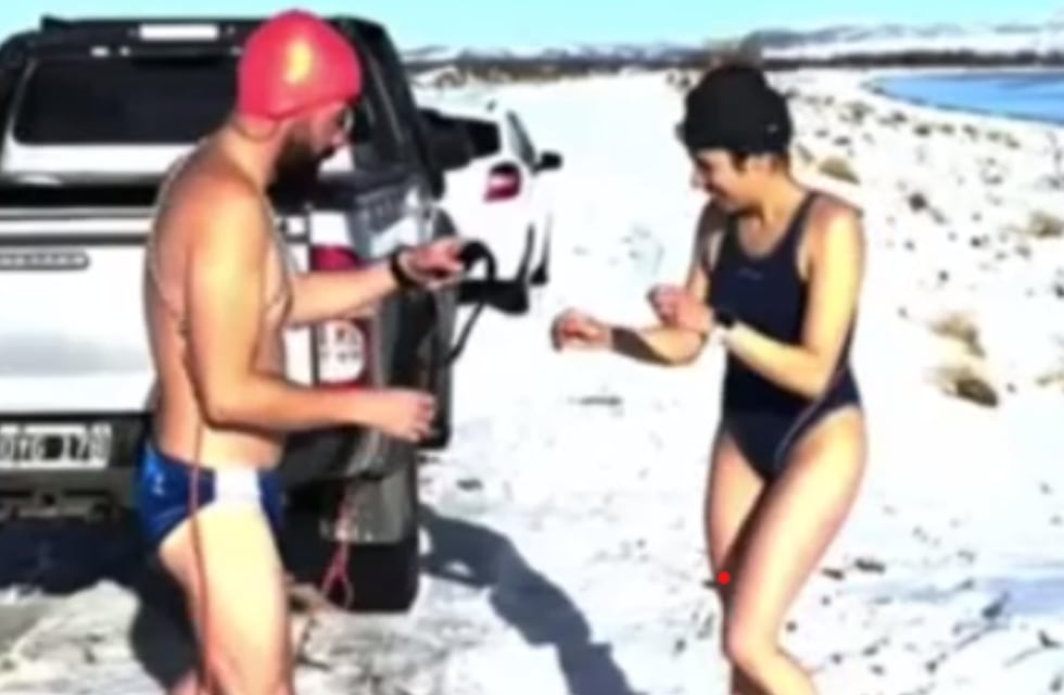 Dos valientes comodorenses nadaron en un lago congelado de Chubut y asombraron a todos