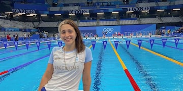 Cumpliendo un sueño. Delfina Pignatiello posa sonriente en la pileta olímpica. "Viviendo el sueño", posteó la nadadora. (@delfipignatiello)