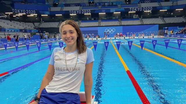 Cumpliendo un sueño. Delfina Pignatiello posa sonriente en la pileta olímpica. "Viviendo el sueño", posteó la nadadora. (@delfipignatiello)