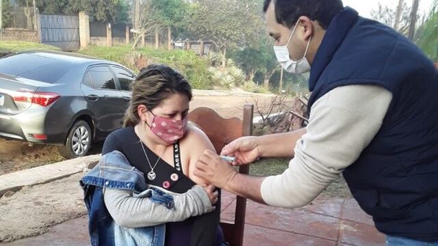 En la plaza 9 de Julio de Posadas se lleva adelante un operativo de vacunación Covid-19