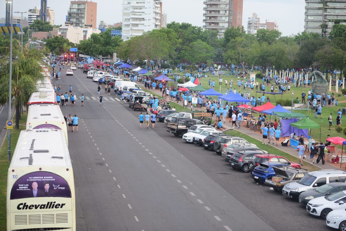 Belgrano: Los hinchas copan la ciudad de Rosario en la previa del partido frente a Argentinos Juniors por una de las semifinales de la Copa Argentina. (José Hernández / La Voz)