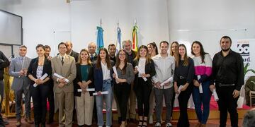 Cresta: Acto de Colación de Grado y Entrega de Diplomas de los graduados en Arquitectura y Contador Público