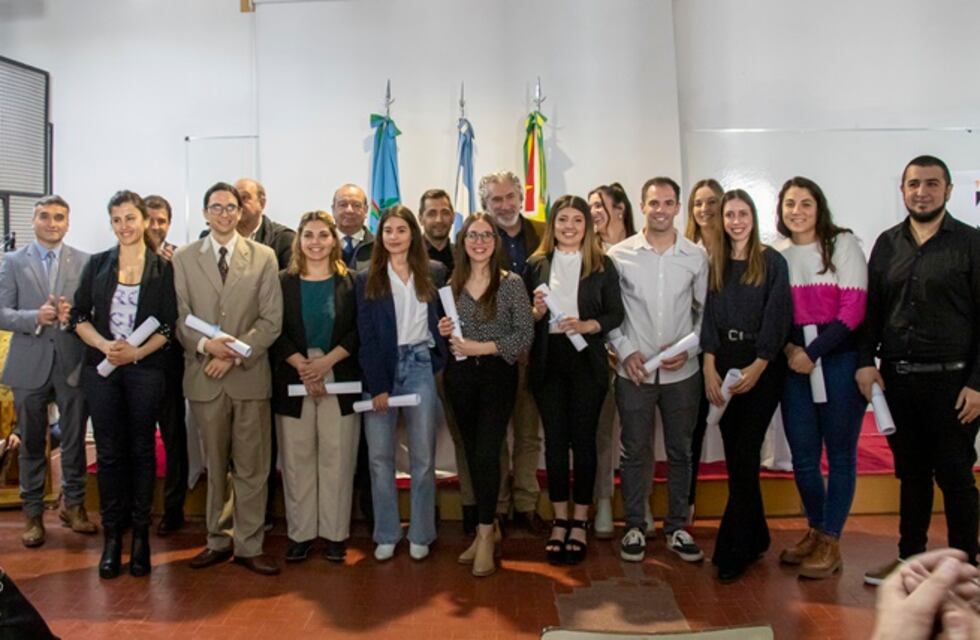 Cresta: Acto de Colación de Grado y Entrega de Diplomas de los graduados en Arquitectura y Contador Público