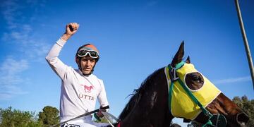 El caballo que ganó una carrera en San Juan que ayuda a su cuidador con mal de Parkinson.