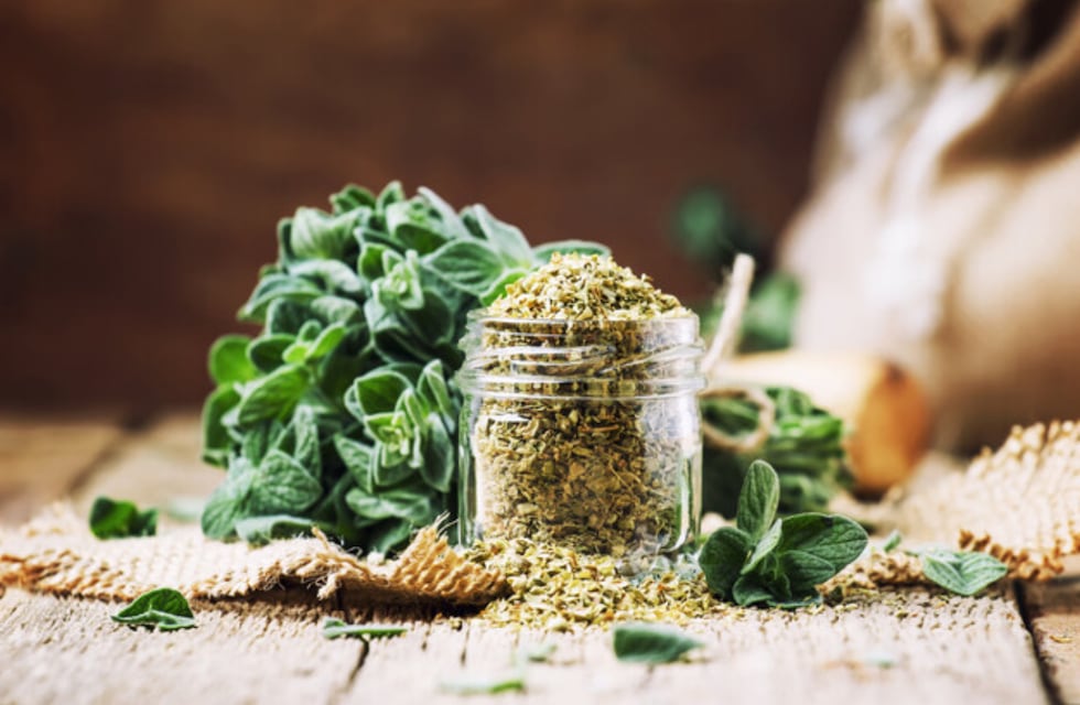 El secreto que no sabías del orégano: por qué hay que colocarlo en la cama, según el Feng Shui