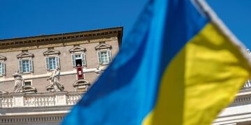 Una bandera de Ucrania en el Vaticano, durante el mensaje del papa Francisco. (AP)