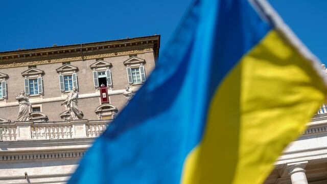 Una bandera de Ucrania en el Vaticano, durante el mensaje del papa Francisco. (AP)