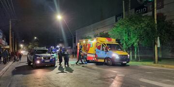 Un automovilista atropelló a un limpiavidrios.