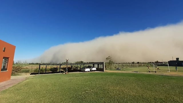 Una gigantesca nube de polvo y tierra anunció la llegada del viento sur. Diario de Cuyo.