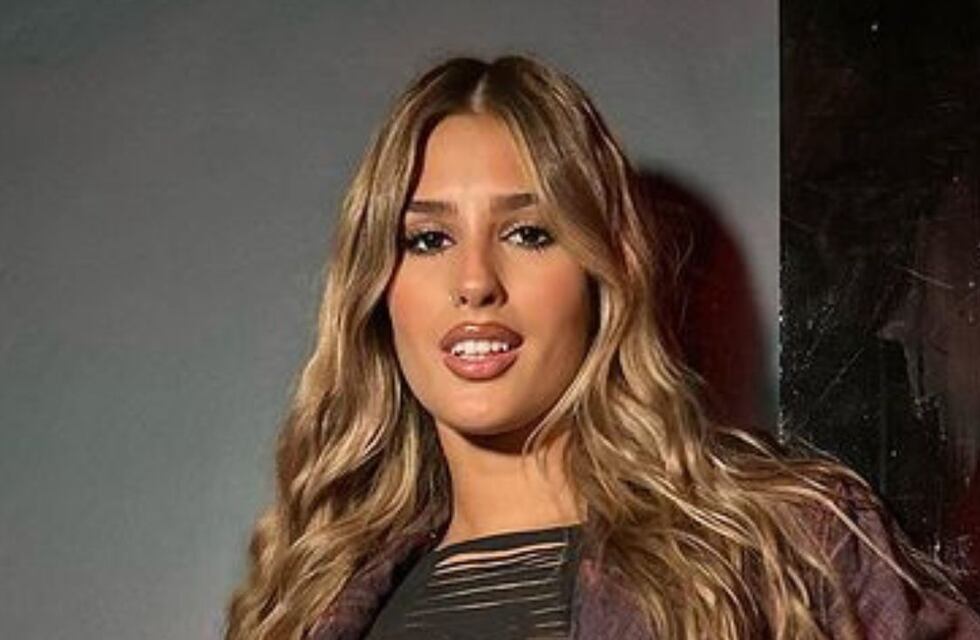 Julieta Poggio causó sensación con un corset ajustado y charolado