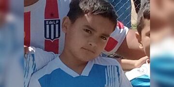 El pequeño platense que lucha por su vida tras recibir una descarga eléctrica de un poste de luz.