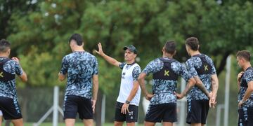 El DT, Guillermo Farré, habla con sus dirigidos (Prensa Belgrano)