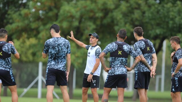 El DT, Guillermo Farré, habla con sus dirigidos (Prensa Belgrano)