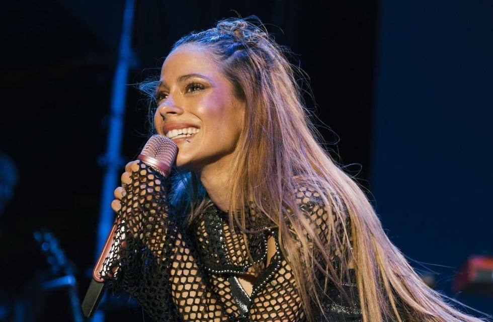 Tini Stoessel subió una fan al escenario y generó polémica en las redes: el motivo