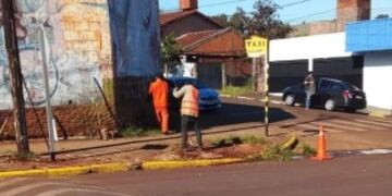 Realizan señalética y colocan cartelería en calles de Puerto Iguazú.