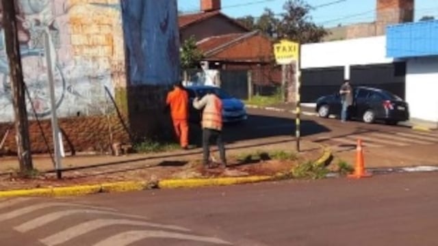 Realizan señalética y colocan cartelería en calles de Puerto Iguazú.
