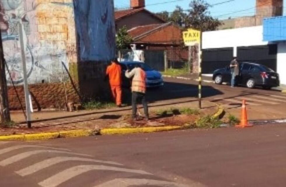 Realizan señalética y colocan cartelería en calles de Puerto Iguazú