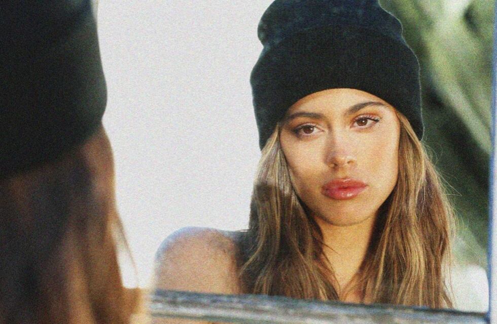 Tini Stoessel y María Becerra posaron juntas con looks similares: mini tops y pantalón bajo