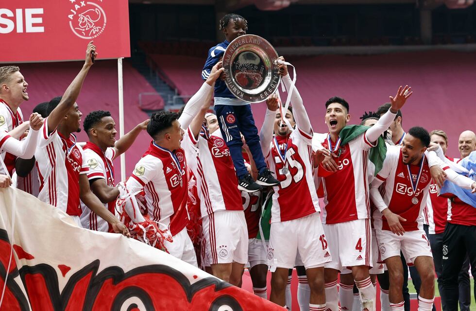 Ajax fundió su trofeo de campeón y le dará un regalo a los hinchas por el acompañamiento incondicional