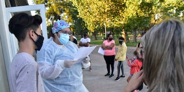 El fin de semana fue con cifras muy altas en cuanto a los contagios. Este lunes bajaron (La Voz).