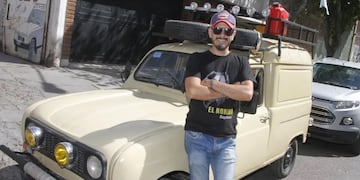 Gustavo Peña junto a su máquina, un Renault 4 de los 70