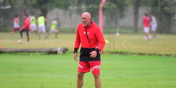 El entrenador Daniel Oldrá tomó las riendas de Instituto y ya piensa en el duelo contra Sarmiento. (José Gabriel Hernández / La Voz)