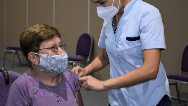 María de los Milagros llegó alegre y expectante al Centro de Convenciones para recibir la vacuna