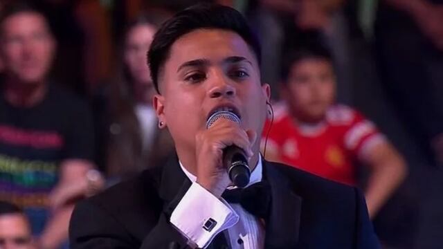 Enzo "Huesito" Flores le cantó a su pareja en Canta Conmigo Ahora y emocionó a todos. Además, avanzó de fase.