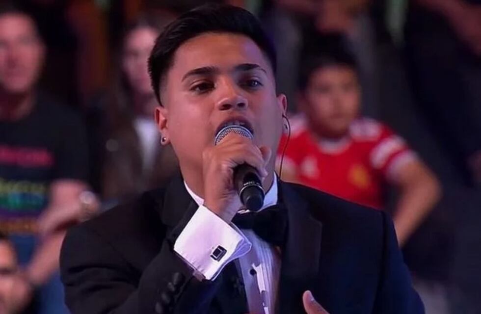 Video: Enzo “Huesito” Flores cantó a dúo y emocionó a todos en Canta Conmigo Ahora