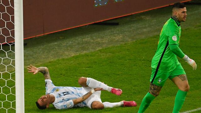 Ángel Di María se torció el tobillo y asustó a todos.