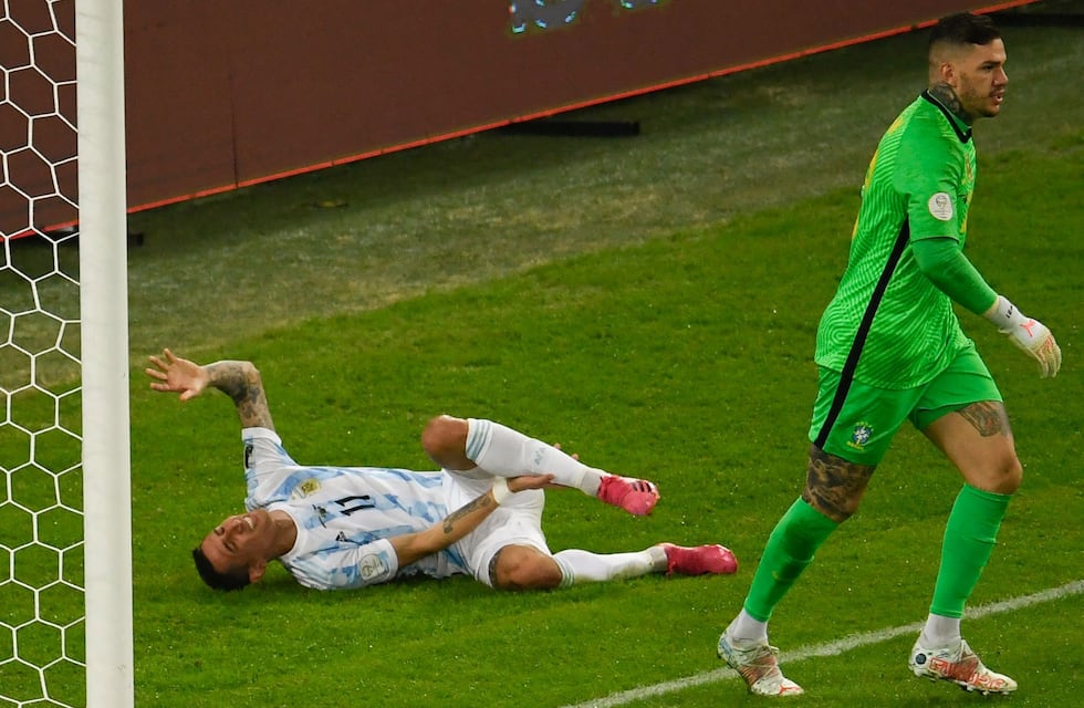 Susto en la Selección Argentina: Ángel Di María se torció el tobillo y preocupó a todos