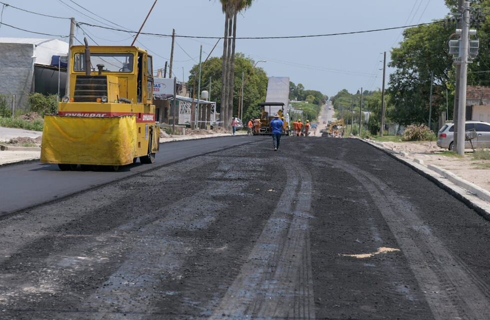 Adán Bahl visitó la obra de repavimentación de calle Crisólogo Larralde