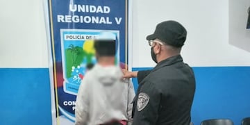 El joven comenzó a dañar el vehículo sin mediar palabras y aparentemente sin motivos.