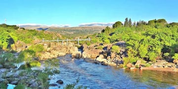 Salvaron a dos turistas de la crecida en Mina Clavero.