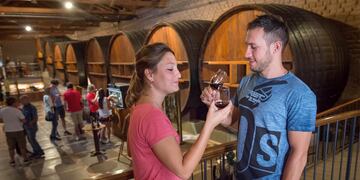 Mendoza 31 de marzo de 2018 Turistas Semana Santa
 Este fin de semana extra largo en Mendoza por semana santa registró un 95% de ocupación hotelera. Desde el Ente de Turismo aclararon que la cifra podría aumentar ya que siguen llegando turistas a la provincia.
Maria y Mariano turistas de Buenos Aires degustando vinos en Bodega La Rural 
Foto: Ignacio Blanco / Los Andes