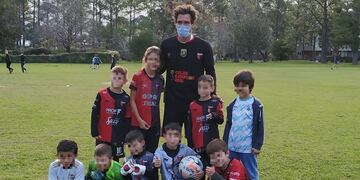 El "miniplantel" posó con el ex Huracán luego la práctica. (@movil_kike)