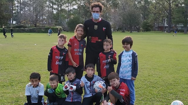 El "miniplantel" posó con el ex Huracán luego la práctica. (@movil_kike)