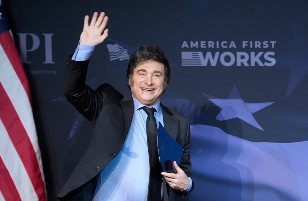 Cierre de la primera semana sin cepo: el dólar perforó los $ 1.200 y Milei avisó que “no va a intervenir”