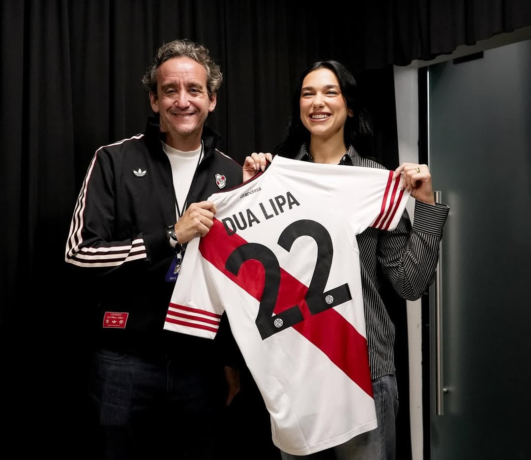 Boca invitó a Dua Lipa a ver el Superclásico tras su guiño a River posando con la camiseta 22 (Instagram)