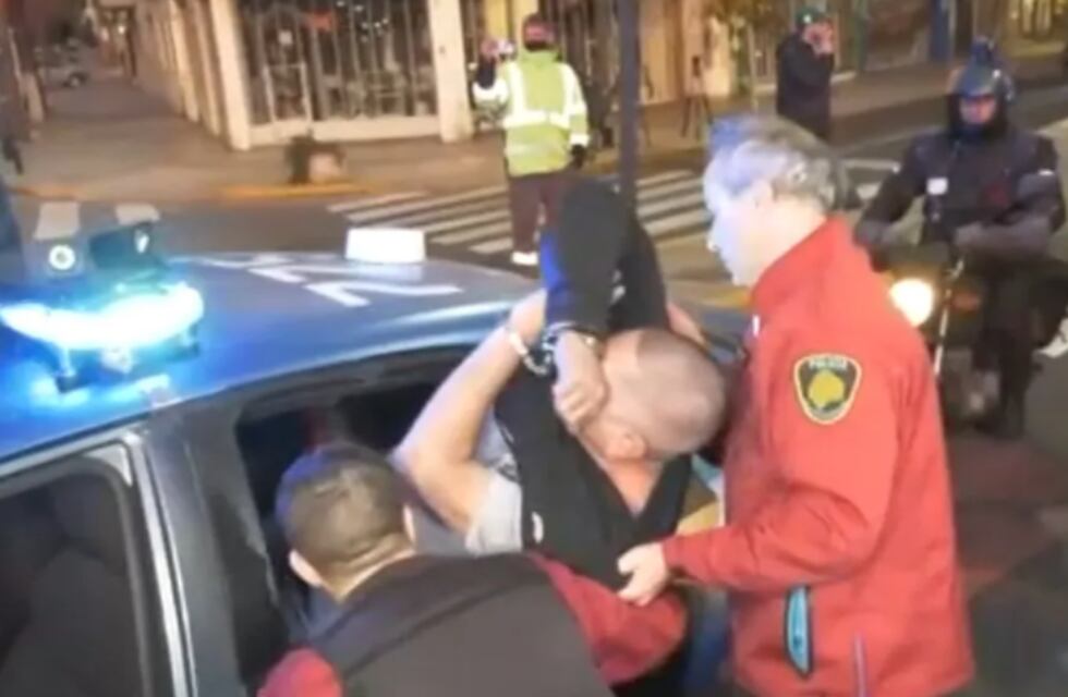 Chocó, se resistió a abandonar su vehículo y destrozó un patrullero a patadas