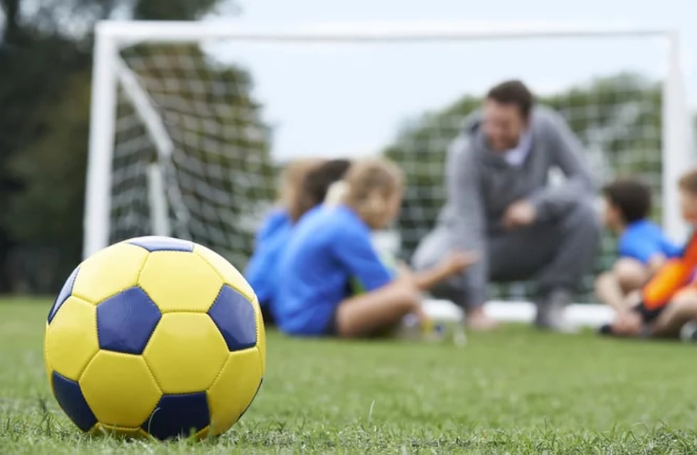 Dejó de jugar al fútbol porque no podían pagarle la cuota, sus compañeros compartieron el relato y consiguió una beca