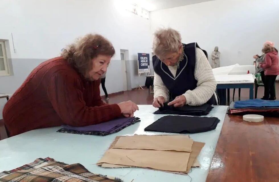 Cáritas lanzó una cruzada para juntar acolchados y “no hay tiempo que perder, el frío es ahora”