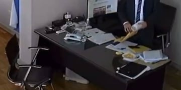 Edgardo Kueider, contando un fajo de dólares en un video (Captura).