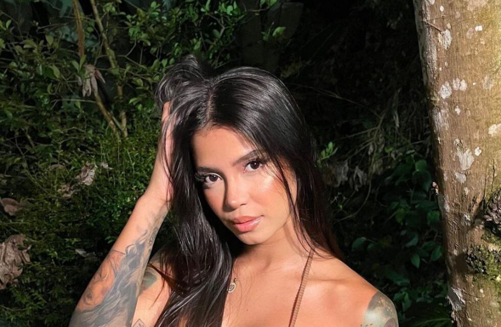 Jenn Muriel posó con un osado total white y encandiló a sus fans