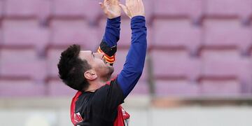 La "Pulga" usó la casaca rojinegra en un partido oficial para festejar un gol como homenaje póstumo a Diego Maradona.