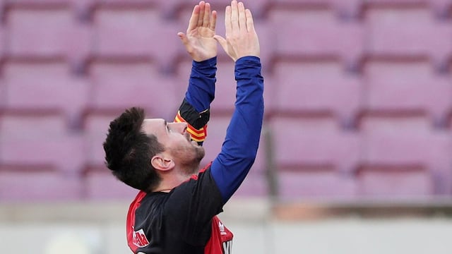 La "Pulga" usó la casaca rojinegra en un partido oficial para festejar un gol como homenaje póstumo a Diego Maradona.