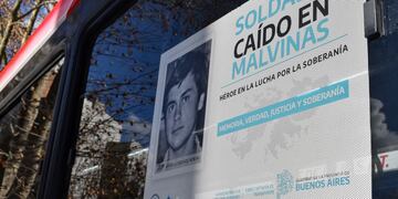 La imagen fotográfica de 15 soldados caídos en combate fueron colocados en colectivos de la ciudad de La Plata