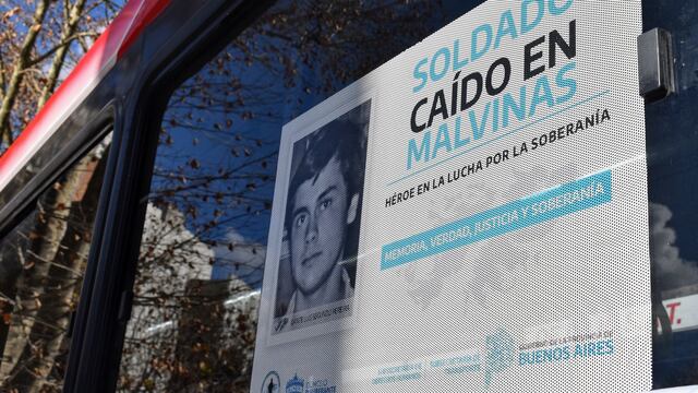 La imagen fotográfica de 15 soldados caídos en combate fueron colocados en colectivos de la ciudad de La Plata