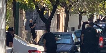 Locura en Rafaela: salió con una carabina a la calle y comenzó a disparar