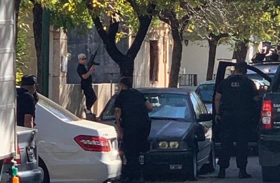 Salió a la calle con una carabina semiautomática e hirió a tres personas
